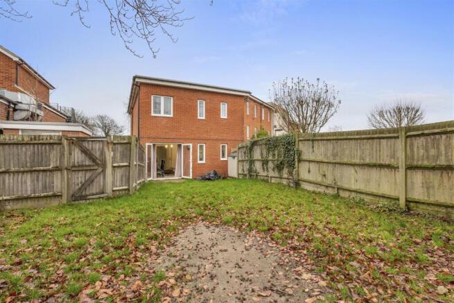 LARGE SHARED GARDEN WITH UPSTAIRS MAISONETTE