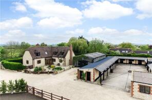 White Horse Stables, Road Running Through Goosey, Goosey, Faringdon SN7 8PA