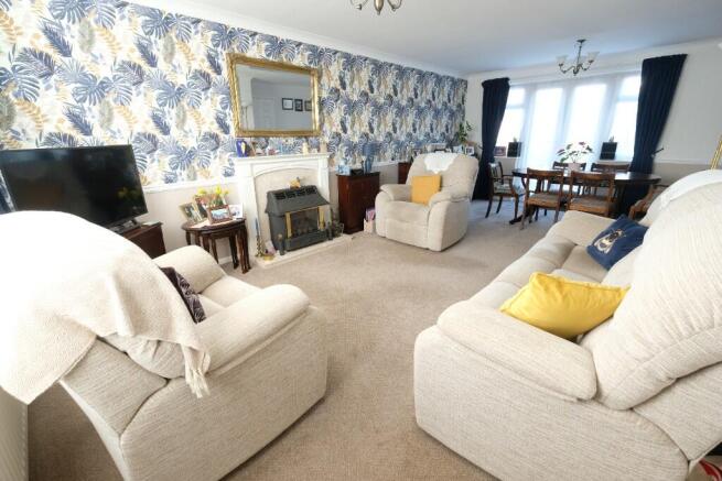 SITTING/DINING ROOM