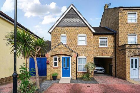Crofton Square, Sherfield Park