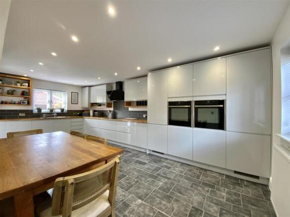 Kitchen/ Dining Room