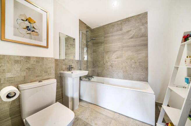 Ensuite Bathroom.jpg