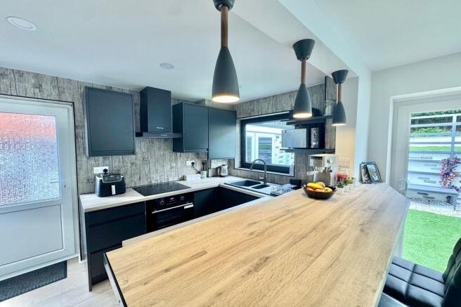 Kitchen / Breakfast Bar