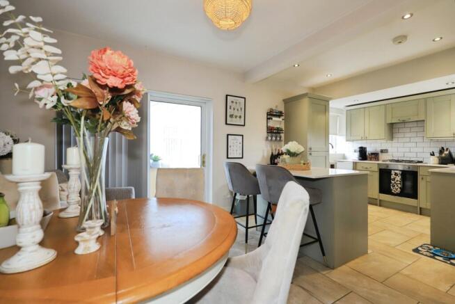 Kitchen/ Dining Room