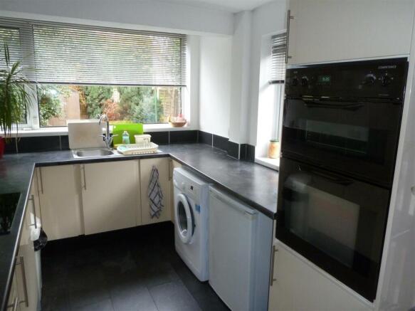 Kitchen (2).JPG