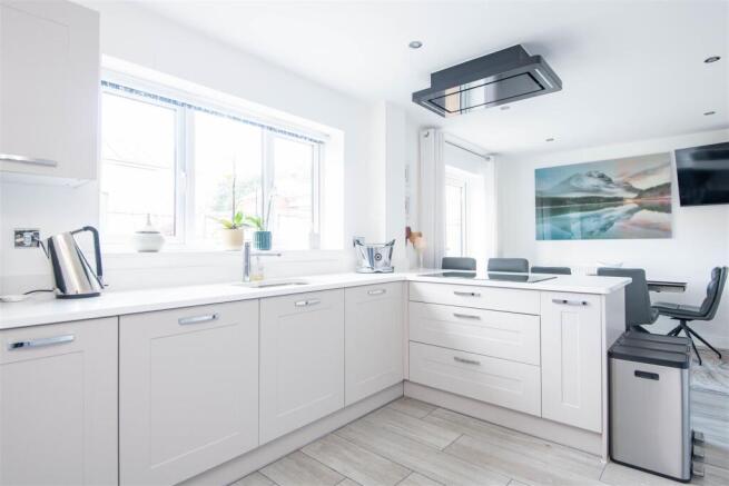 Kitchen & Dining