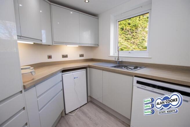 FITTED KITCHEN