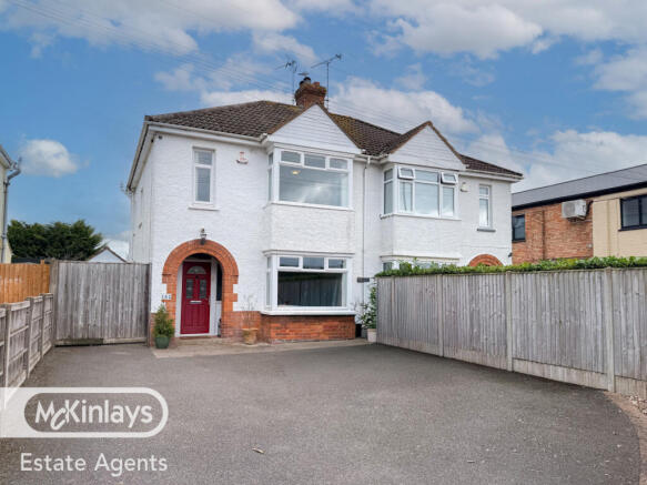 1930¿s Semi-Detached Home with Contemporary Int