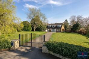 Lyngcroft, Stables Lane, Northampton NN6 8BH