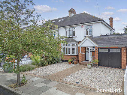 Deyncourt Gardens, Upminster, RM14