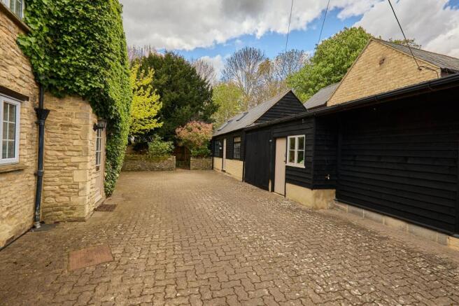 Driveway & Studio/Home Office/Hobby room
