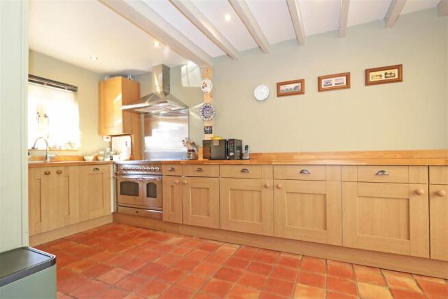 Kitchen2.jpg