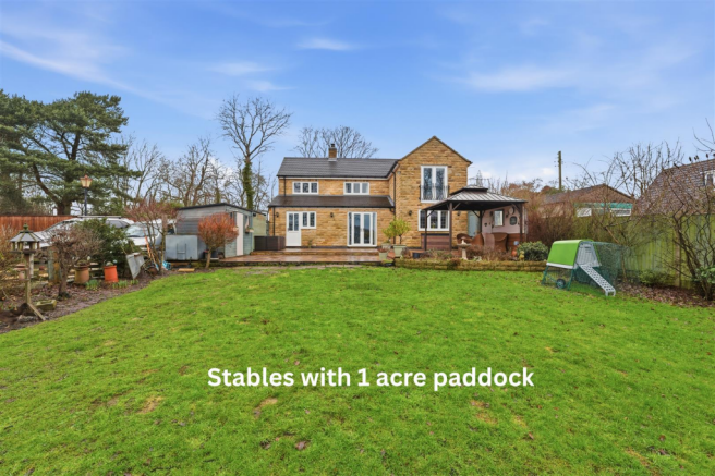 Stables with 1 acre paddock.png
