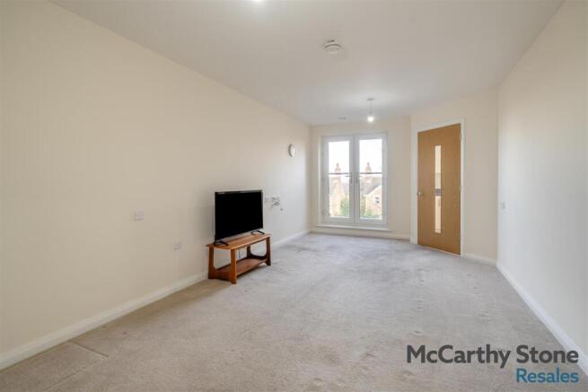 8676105-interior01.jpg