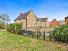 8, Newton Green, Towcester NN12 8WN