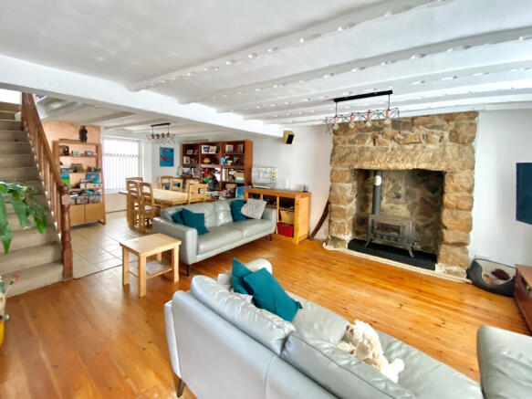 LOUNGE/DINING ROOM