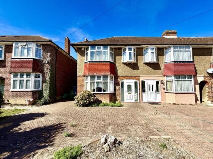 Cheshire Gardens, Chessington, Surrey. KT9 2PS