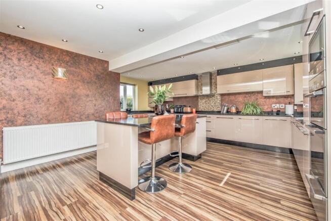 Modern Fitted Breakfast Kitchen: