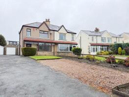 9, Newlands Crescent, Bradford Road, Northowram, Halifax HX3 7HU