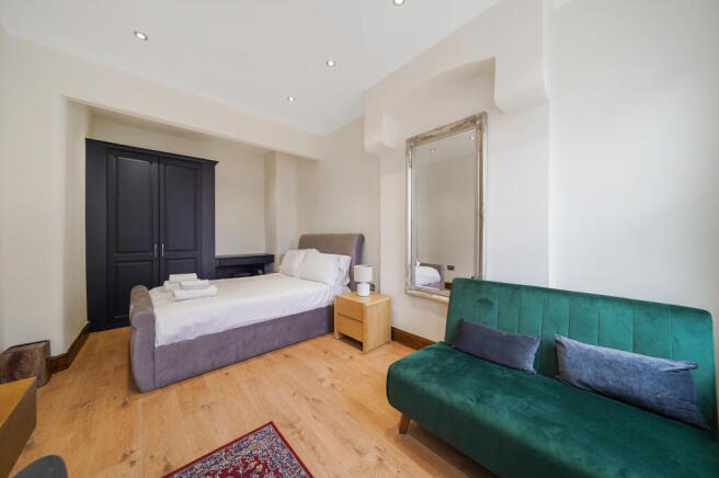 Bedroom 1/Reception room V1