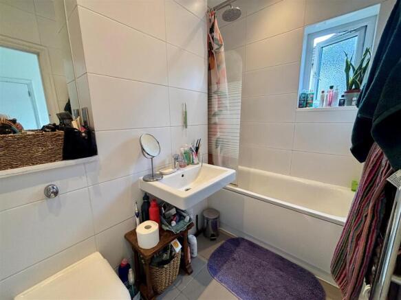 bathroom 1.jpg