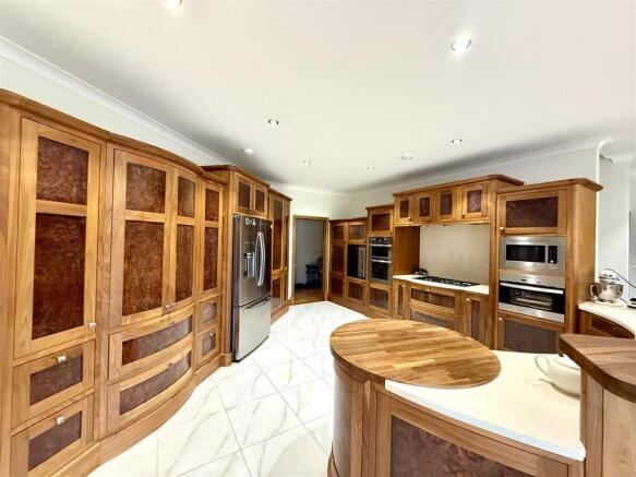 KITCHEN/LIVING ROOM