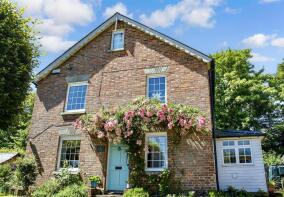 4, Brattles Grange Cottages, Tibbs Court Lane, Brenchley, Tonbridge TN12 7AJ