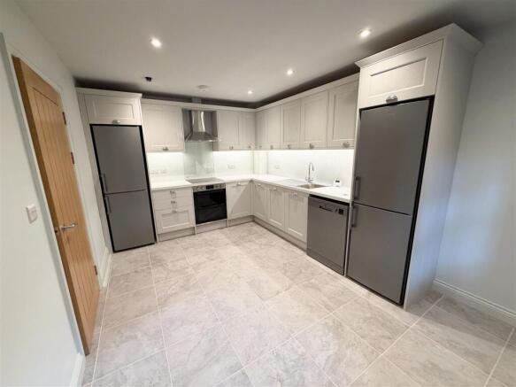 MODERN SPACIOUS KITCHEN/DINER