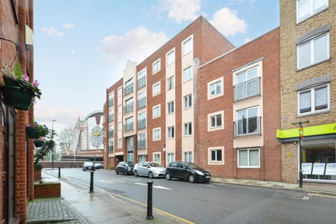 10 Brigantine Court, London E14 8EB (10).JPG