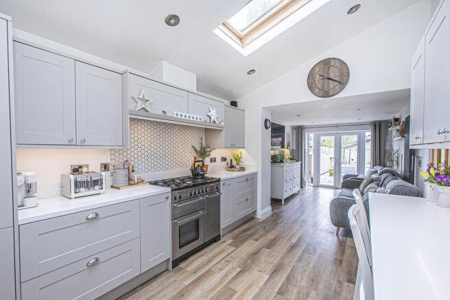 KITCHEN FAMILY ROOM