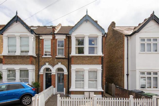 Malmesbury Road, E18