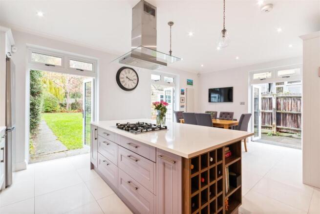 Kitchen & Dining