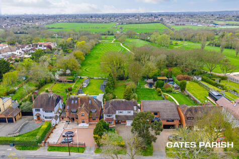 Hall Lane, Upminster, RM14 **Golf Course Views**