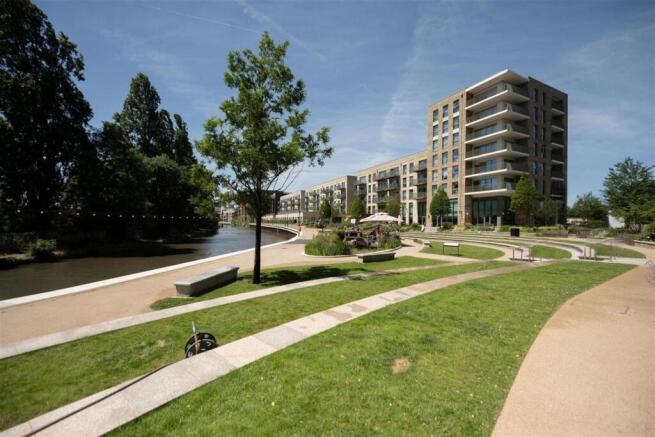 3 bedroom flat at Boulevard Wembley, HA0 1BD for r