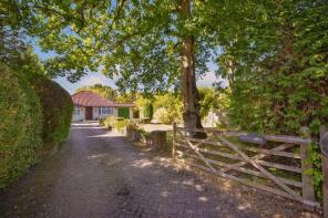 Saunders, Uckfield Lane, Edenbridge TN8 7LJ