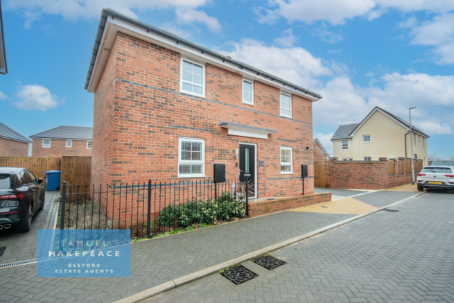 Three Bedroom Detached Property with Detached Gar