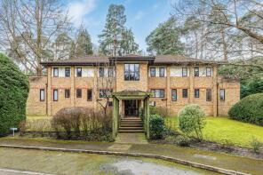 9, Oak Court, The Warren, Oxshott, Leatherhead KT22 0SB