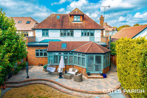 Grosvenor Gardens, North Upminster, RM14 ***5000 SQ'FT OF LIVING SPACE ***
