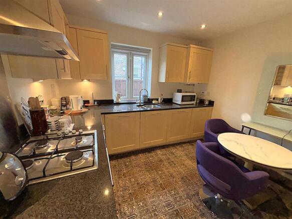 FITTED KITCHEN