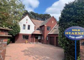3, Castlemews, Ringwood BH24 2BG