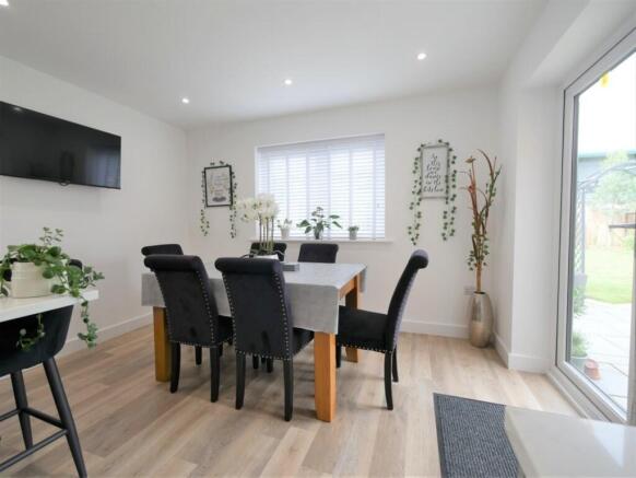 KITCHEN DINER7
