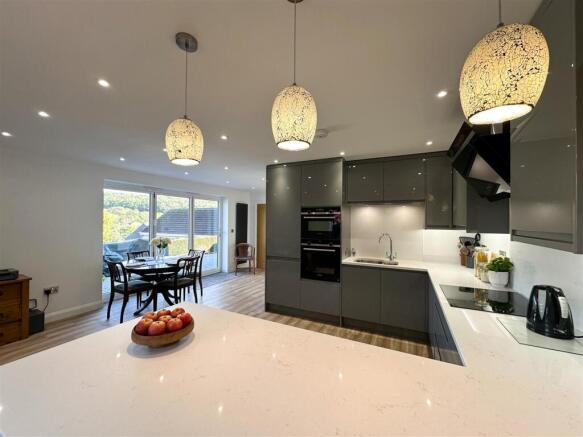 OPENPLAN BREAKFAST KITCHEN DINING FAMILY ROOM