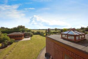 4, Sherwood, North Stifford, Grays RM16 5UD