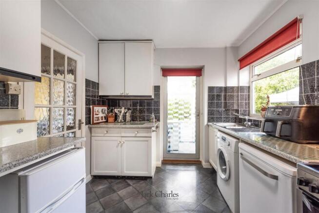 9 The Meadow, TN2 4EH 007.jpg