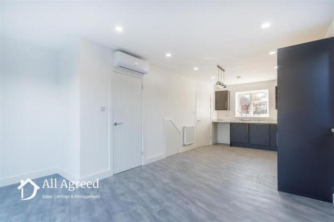 KITCHEN/LIVING ROOM