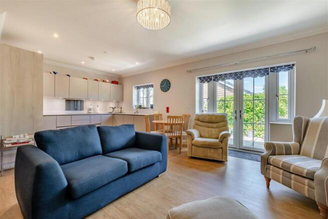 Lounge/Dining/Kitchen Area