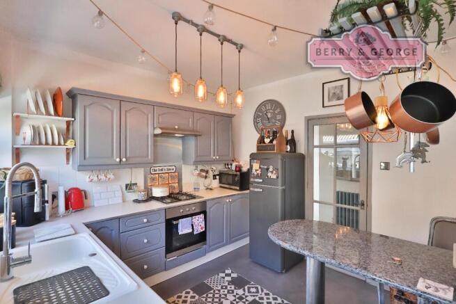 KITCHEN / BREAKFAST