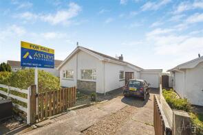 19, Foxhole Drive, Southgate, Swansea SA3 2BZ