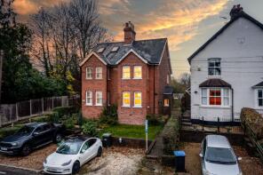 2, Providence Cottages, Turners Hill Road, Crawley RH10 4NW