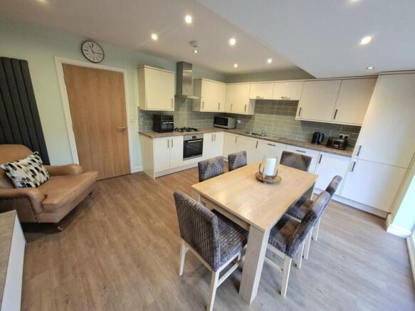 KITCHEN/DINING AREA